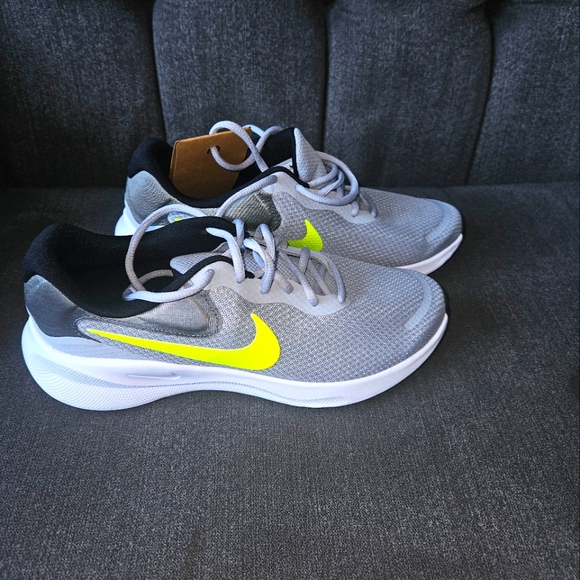 Nike Revolution 7 Size 8 - Picture 1 of 6